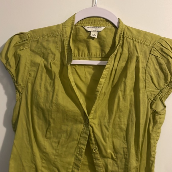 3/$15💛 🍀 Green Banana Republic top 🍀 - Picture 3 of 9